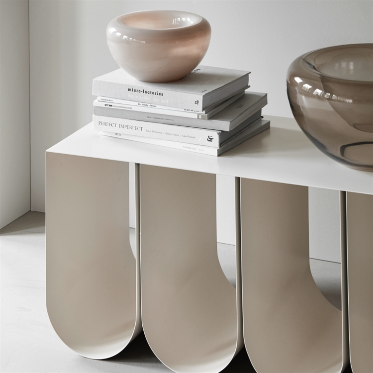 Kristina Dam Studio Curved Bench, Beige - set sammen med bøger og små skåle/vaser